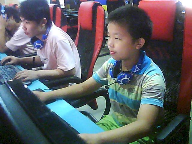熊孩子的保證書：媽媽給我充點券，我就戒了LOL！