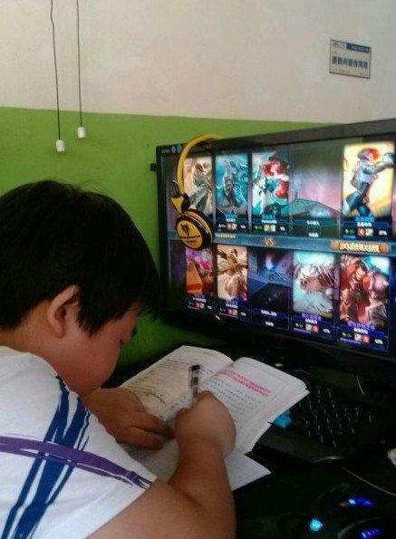 熊孩子的保證書：媽媽給我充點券，我就戒了LOL！