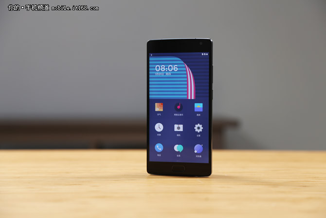 HTC One M9+是HTC在今年上半年針對(duì)大陸市場(chǎng)特別推出了旗艦機(jī)型，相比于M9，HTC One M9+加入了指紋識(shí)別功能，并且采用了更大尺寸的2K分辨率屏幕。同時(shí)也延續(xù)了HTC One M8經(jīng)典的全金屬一體成型機(jī)身以及后置雙攝像頭?，F(xiàn)在我們發(fā)現(xiàn)這款上市價(jià)格高達(dá)4999元的手機(jī)直降兩千五，在國(guó)美在線僅售2489元!有打算購(gòu)入M9+的小伙伴一定要抓住這次機(jī)會(huì)哦!