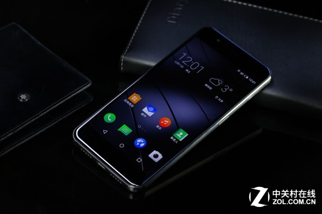 Gigaset ME pro采用1920x1080像素的5.5英寸屏幕，高通驍龍810處理器，3GB RAM+32GB ROM，以及800萬像素+后置2000萬像素的組合，電池容量4000mAh。相比Gigaset ME，除了機(jī)身更大、在后置攝像頭配置以及電池上優(yōu)勢(shì)明顯。