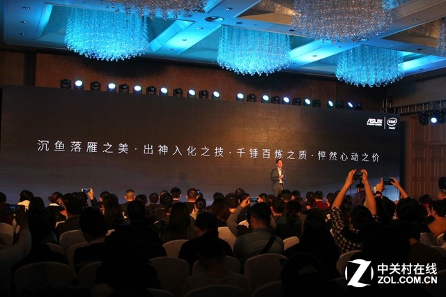 主打3倍光學(xué)變焦的華碩鷹眼依舊搭載了強(qiáng)勁的Intel Atom處理器和4GB運(yùn)存，機(jī)身加入了金屬邊框和小牛皮高檔皮革，為手機(jī)帶來(lái)全方位的旗艦體驗(yàn)。2.5GHz/128GB版售價(jià)3199元，2.3GHz/64GB版本僅售2799元，目前已經(jīng)在京東接受預(yù)定，12月18日正式開(kāi)售。