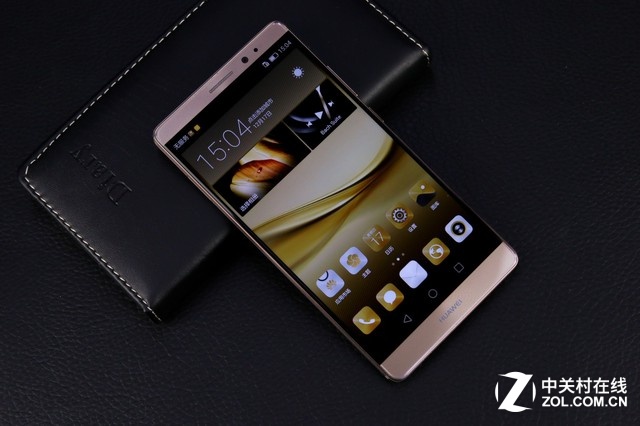 搭載了麒麟950的華為Mate 8同時也是華為旗下首款搭載Android 6.0的<a href=/mobile/ target=_blank class=infotextkey>智能手機</a>，絕對搶眼的配置，奢華精湛的工藝設(shè)計，打造出這款極致的Mate 8，加上全新推出的摩卡金配色更是使該機得到了更多用戶的青睞。