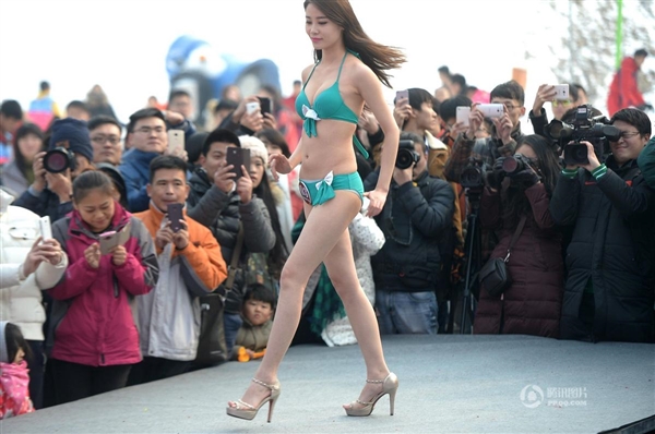 沒(méi)法直視！零下3度女大學(xué)生集體泳裝：只為1萬(wàn)獎(jiǎng)金