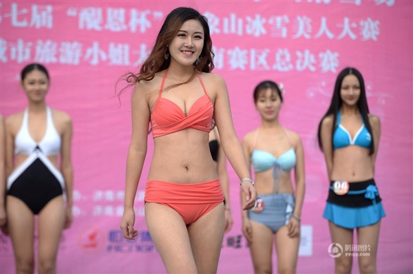 沒(méi)法直視！零下3度女大學(xué)生集體泳裝：只為1萬(wàn)獎(jiǎng)金