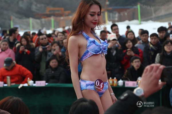 沒(méi)法直視！零下3度女大學(xué)生集體泳裝：只為1萬(wàn)獎(jiǎng)金