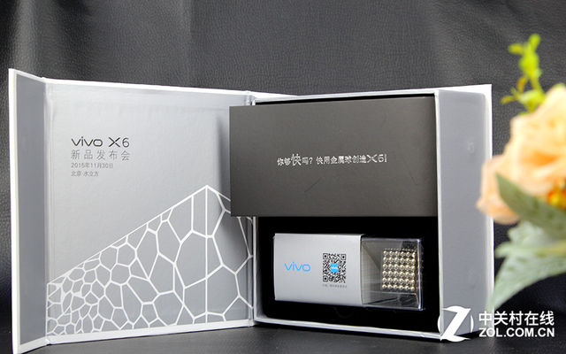 <a href=/tags/92-0.html target=_blank class=infotextkey>vivo</a> X6發(fā)布會的邀請函里的禮物我們并不是第一次見到了，這與之前中興發(fā)布會送出的禮物相同，而這些小鋼珠也是想說明vivo X6其高達98%金屬占比的機身設(shè)計。