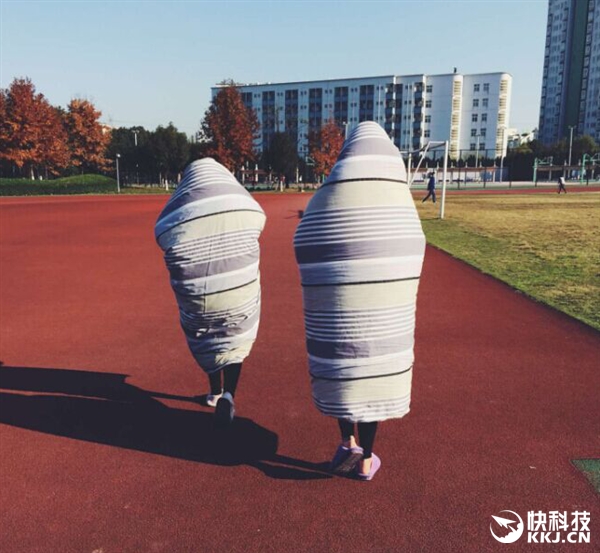 女生裹被走紅網(wǎng)絡 網(wǎng)友：行走的“粽子”