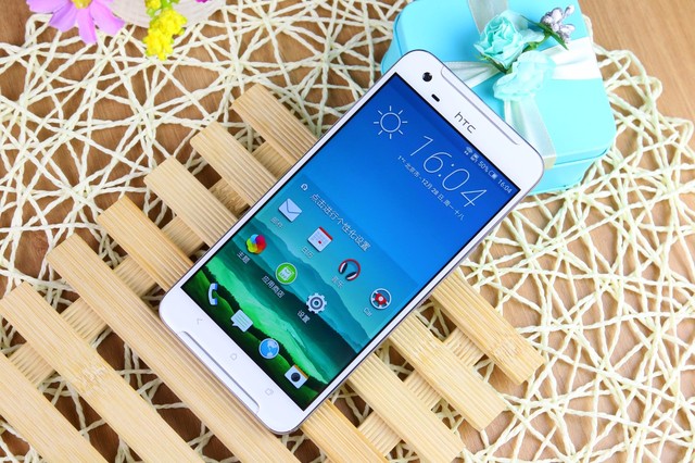 HTC One X9擁有一體式的全金屬機(jī)身外觀設(shè)計，側(cè)邊框經(jīng)過磨砂處理，手感表現(xiàn)也是不錯。整機(jī)電源鍵和音量按鍵置于手機(jī)一側(cè)，方便進(jìn)行操作。另外該機(jī)在正面還有康寧大猩猩2.5D曲面玻璃，整機(jī)的觸摸手感也非常舒適。