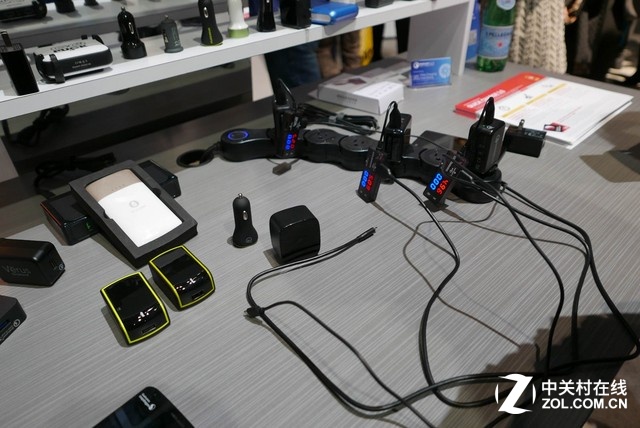 作為移動產業的領導公司，高通對設備充電技術的進步也有很多成績。無線充電、高速充電的很多標準都是由高通提出的，在現場我們也看到了很多相關的充電產品。如果電池技術本身暫時沒有突破，那么能更快更方便地充電，也是一件好事。