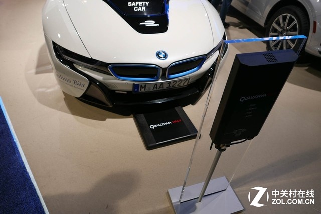 作為手機充電技術的“副產品”，高通其實還有汽車的無線充電技術?，F場的寶馬i8可以通過地面的無線充電設備獲得更好的電動車駕駛體驗。