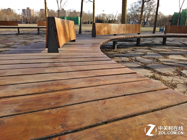 今天的室外溫度到了零下4、5度左右，公園里的長(zhǎng)椅上都沒(méi)有人歇息了。