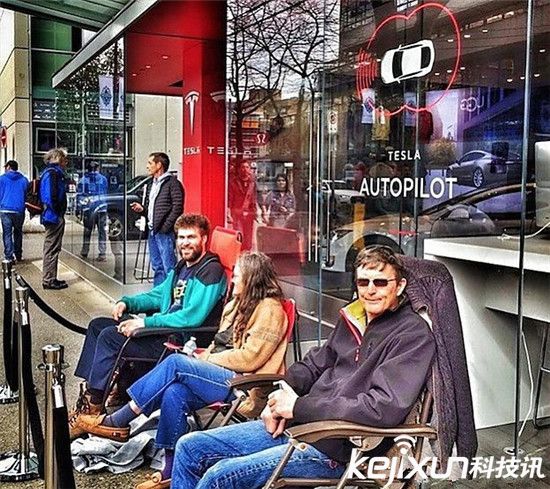 特斯拉正式發(fā)布Model 3：全球粉絲瘋了！