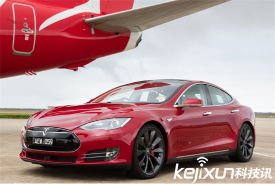 Model S公然追逐飛機 最強急速跑車來襲！