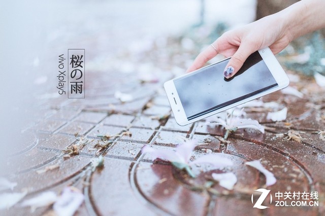 vivo Xplay5是vivo在上月發(fā)布的一款以“暢快”為核心賣點的<a href=/mobile/ target=_blank class=infotextkey>智能手機</a>，今天日系小清新美女就以自己的方式，帶我們一起欣賞一下快無邊界vivo Xplay5的風采。