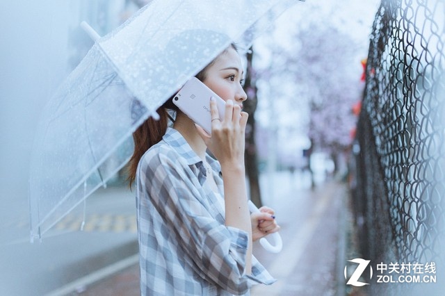 另外，Xplay5標配了128G存儲空間。據(jù)官方數(shù)據(jù)，Xplay5可以同時存儲《權(quán)力的<a href=/games/ target=_blank class=infotextkey>游戲</a>》高清版全部五季50集+《羋月傳》高清版全部81集+《來自星星的你》高清版21集，或者存儲多達30000多張照片，徹底解決消費者空間不夠的煩惱。