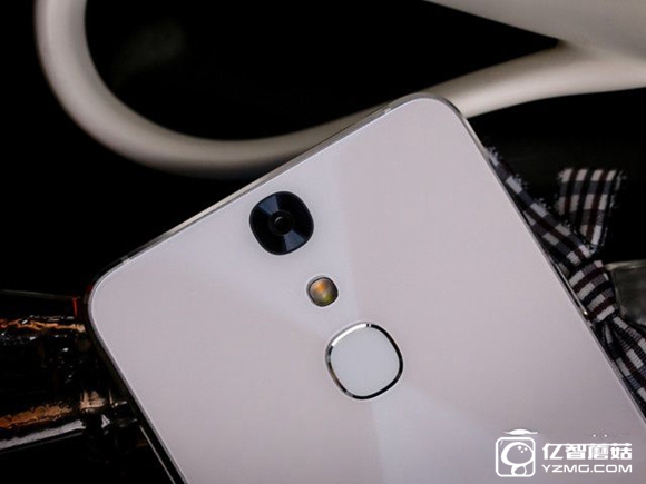 TCL 750拍照新玩法 "Pose美姿"專項(xiàng)評(píng)測(cè) 