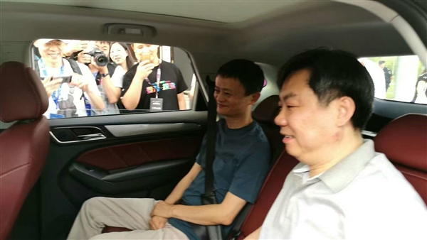 馬云親試首款互聯網汽車榮威RX5 贊不絕口：買！