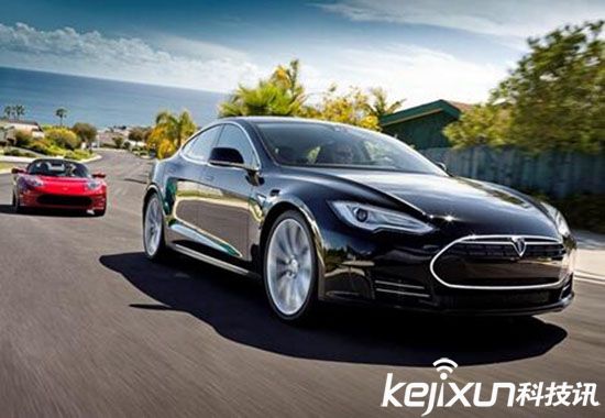 特斯拉電動汽車 緊急呼叫支援兵完善無人駕駛！
