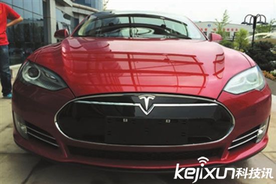 特斯拉電動汽車 緊急呼叫支援兵完善無人駕駛！