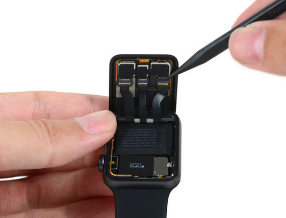 Apple Watch Series 2拆解: 機(jī)內(nèi)已經(jīng)大不同