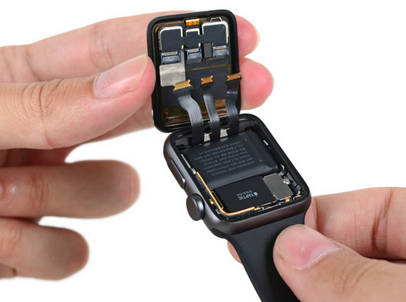 Apple Watch Series 2拆解: 機(jī)內(nèi)已經(jīng)大不同