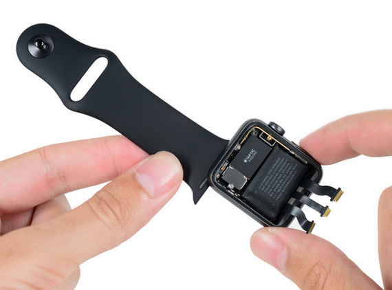 Apple Watch Series 2拆解: 機(jī)內(nèi)已經(jīng)大不同