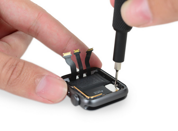 Apple Watch Series 2拆解: 機(jī)內(nèi)已經(jīng)大不同