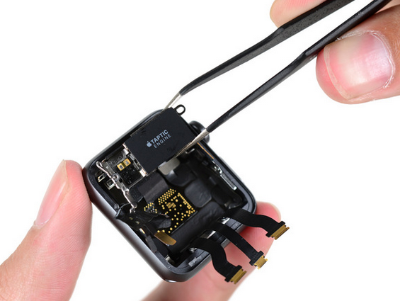 Apple Watch Series 2拆解: 機(jī)內(nèi)已經(jīng)大不同
