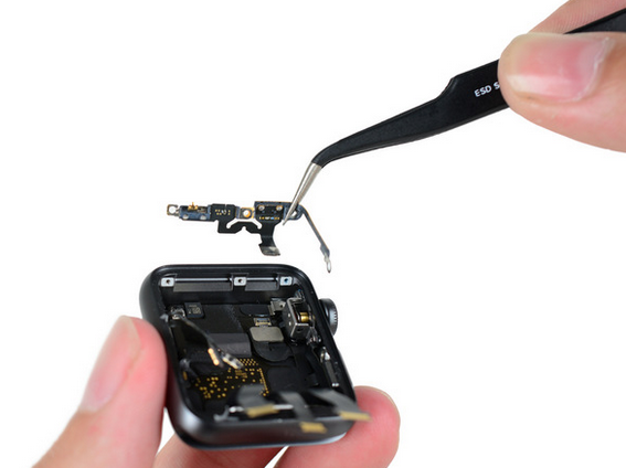 Apple Watch Series 2拆解: 機(jī)內(nèi)已經(jīng)大不同