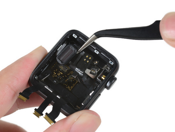 Apple Watch Series 2拆解: 機(jī)內(nèi)已經(jīng)大不同