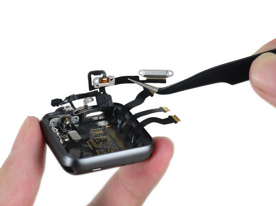 Apple Watch Series 2拆解: 機(jī)內(nèi)已經(jīng)大不同