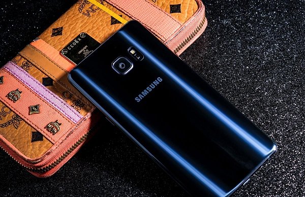 三星Note7爆炸原因揭秘：精湛的外觀是罪魁禍?zhǔn)?/><br/>三星Note7</p><p>三星在Note 7上第一次用到了7000系列的鋁合金，這種材料與S7的邊框相比在強(qiáng)度和耐用性方面都要好不少。在Note7上，三星還用到了史上最大的3D曲面屏幕。同時，為了追求對稱的效果，三星將機(jī)身背部也做成了3D玻璃。借助3D曲面屏，Note7成了史上寬度最小的Note系列機(jī)型。因此，從外觀來看，Note7確實(shí)有種溫潤如玉的感覺。</p><p>不過，這樣完美的外觀設(shè)計(jì)卻最終斷送了Note 7的前程。第一次召回發(fā)生后，泄露的文件顯示三星旗下SDI公司生產(chǎn)的電池存在公差，它比Note7機(jī)身的電池倉稍大（頭發(fā)絲大小的誤差）。<strong>因此裝配時只能用力塞進(jìn)去，這就造成了機(jī)身內(nèi)的隔離板離邊框太近，一旦遭遇外力，電池正負(fù)極就會沖破隔離板相互接觸，造成短路起火。此外，研究人員發(fā)現(xiàn)由其他代工廠生產(chǎn)的絕緣膠帶也存在質(zhì)量問題。</strong></p><p style=