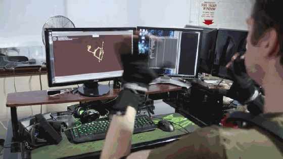 穿上Control VR外設(shè) 虛擬角色手指都能活動了