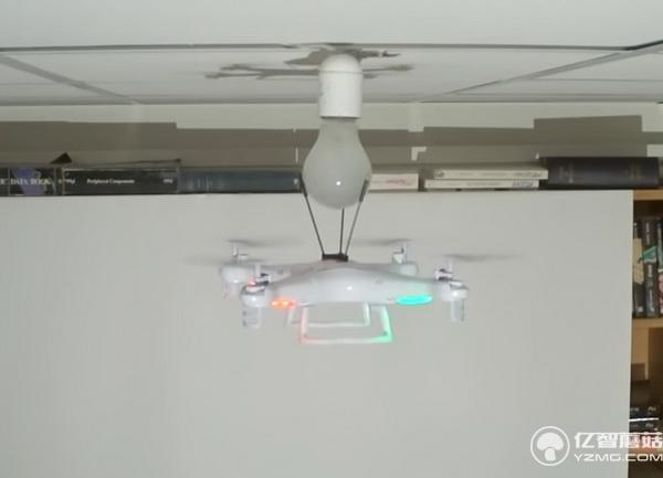萬萬沒想到！無人機(jī)居然都能幫人類換燈泡了