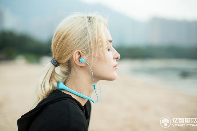 真正防水的藍(lán)牙無線耳機 戴著游泳耳塞都省了