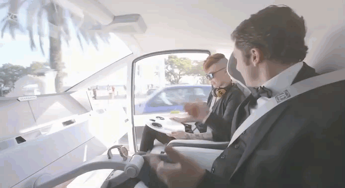 給電動汽車安上VR/AR窗戶是什么體驗？有點像客廳