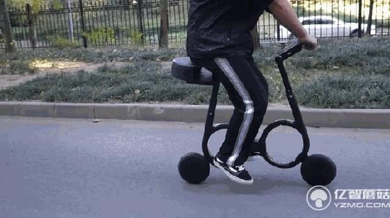 如何優雅地變成焦點？從背里掏出一輛電動車就行