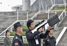 武漢警方配備無人機(jī)反制槍  發(fā)射電磁波對抗黑飛