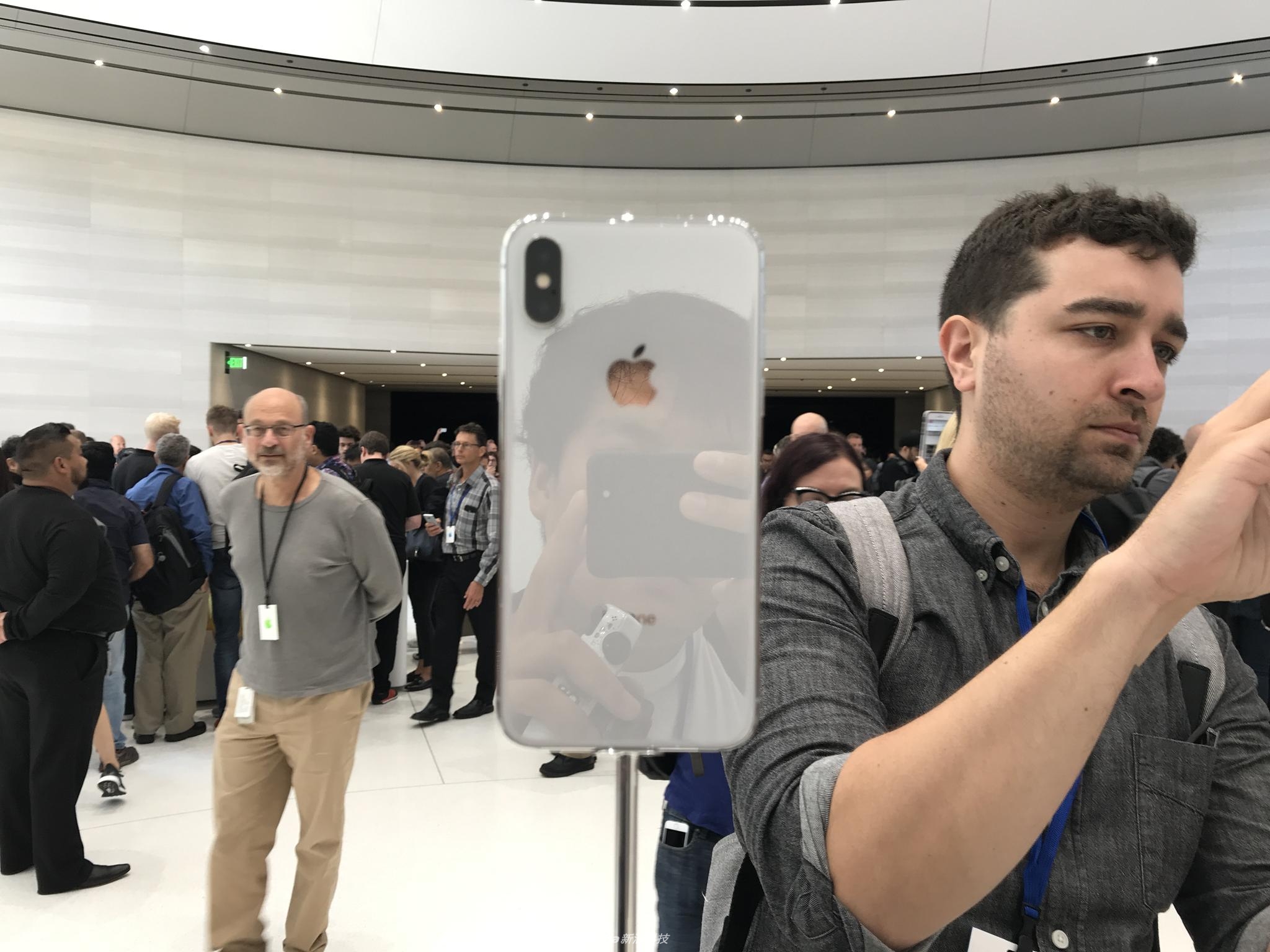 黑白正面沒差別 iPhoneX真機(jī)實拍圖賞(7/13)