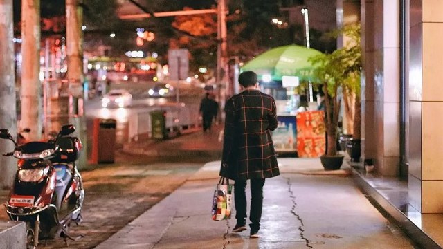 iPhone XS已經拋棄了漸漸沒錢的你 網友：我就看看，不買！