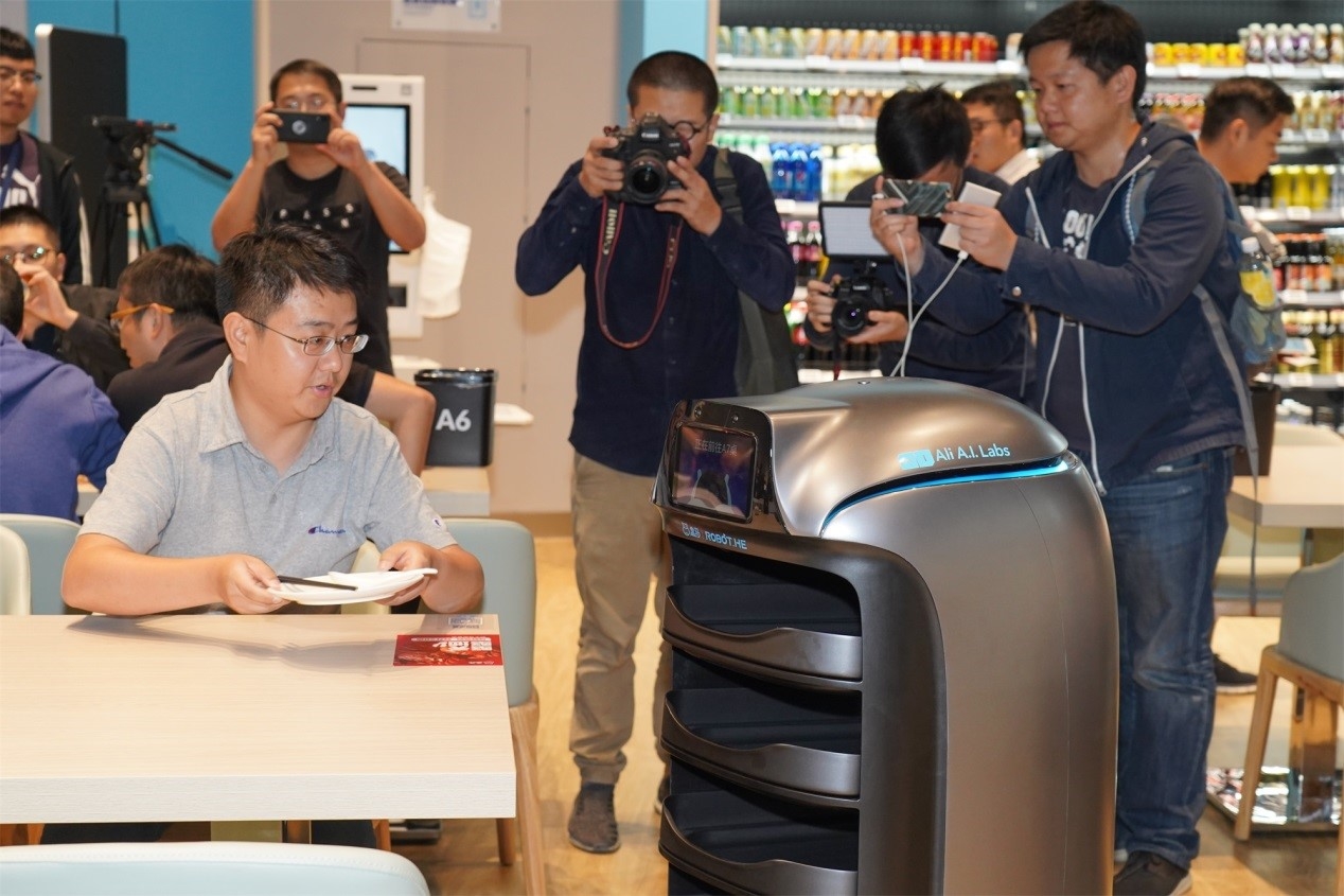 阿里達(dá)摩院機(jī)器人“谷神星”上崗 能幫餐廳服務(wù)員干80%體力活