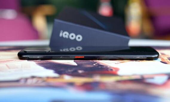 iQOO配置怎么樣？vivo iQOO真機(jī)開箱外觀圖賞